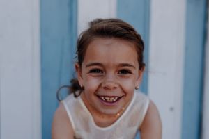Melissa Stuer Photography Moederschapsfotograaf Moerbeke Oost-Vlaanderen
kinderfotografie eerste communie meisje lachend Hof ter saksen