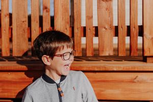 Melissa Stuer Photography Moederschapsfotograaf Moerbeke Oost-Vlaanderen
kinderfotografie eerste communie jongen lachend ijsland