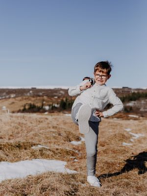 Melissa Stuer Photography Moederschapsfotograaf Moerbeke Oost-Vlaanderen
kinderfotografie eerste communie jongen schoppend in ijsland
