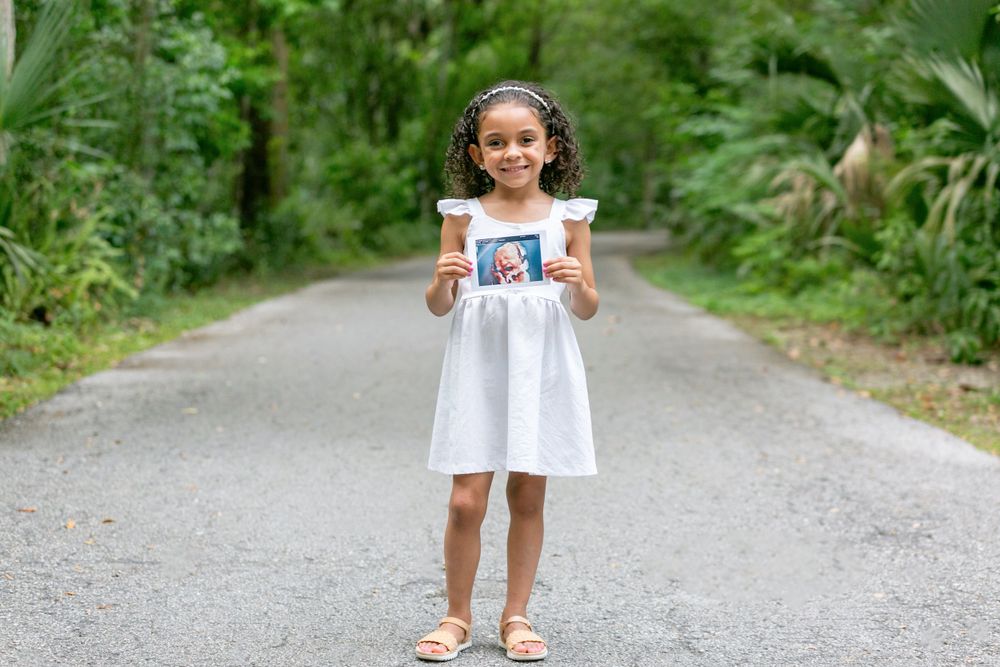 Orlando Maternity Photography, Sanford Maternity Photography, big sister holding a sonogram picture