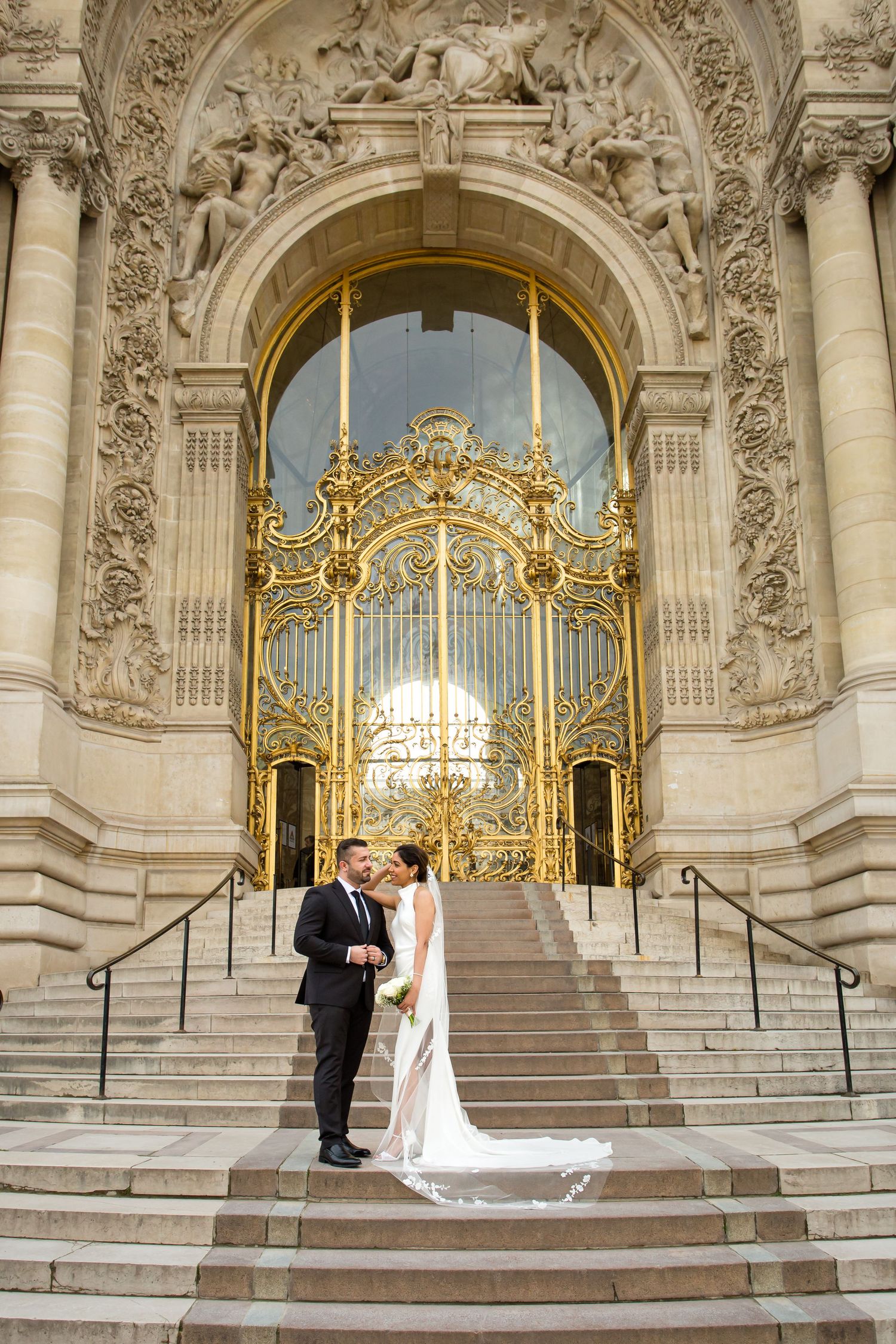 Amazing photo of a bride and groom at the Gold door of the Petit Palais. Photo by Julien LB Photography Paris