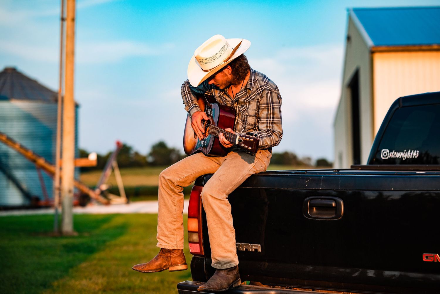 Rural photography session featuring vintage truck and western attire.