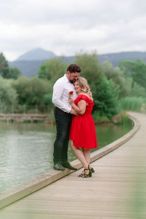 Photographie couple face au Puy-de-Dôme
Photographe : Solène Dgy Photographe