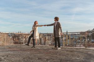 Photographie couple sur la place Rouville Lyon
Photographe : Solène Dgy Photographe