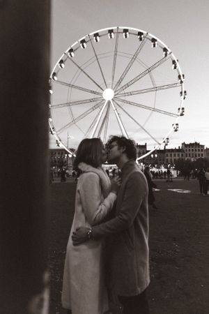 Photo d'un couple devant la grande roue de la place Bellecour à Lyon
Photographe : Solène Dgy Photographe