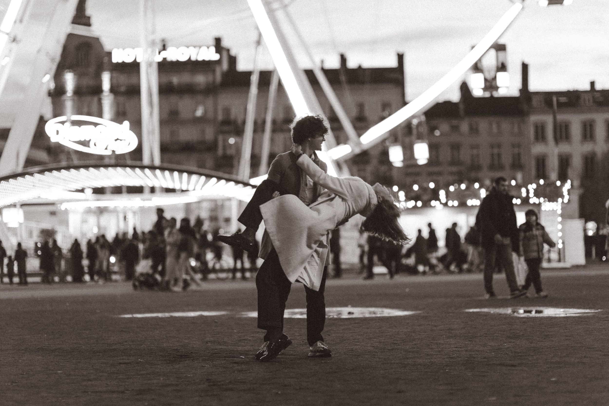 Photo d'un couple sur la place Bellecour à Lyon
Photographe : Solène Dgy Photographe