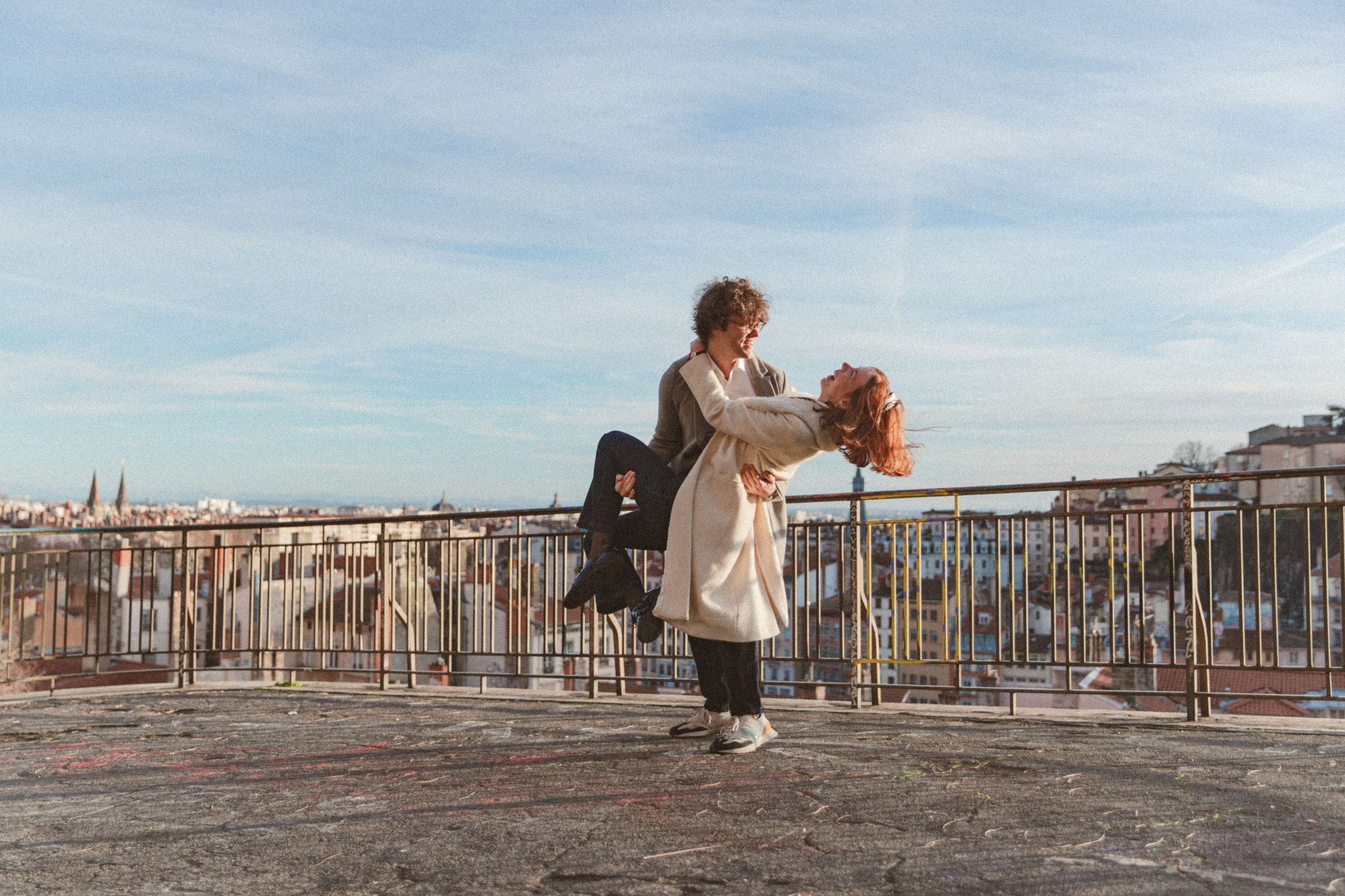 Photographie couple dansant sur la place Rouville à Lyon
Photographe : Solène Dgy Photographe