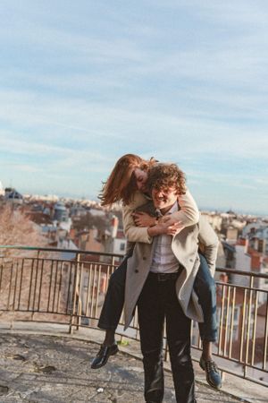 Photographie d'un couple sur la place Rouville Lyon
Photographe : Solène Dgy Photographe