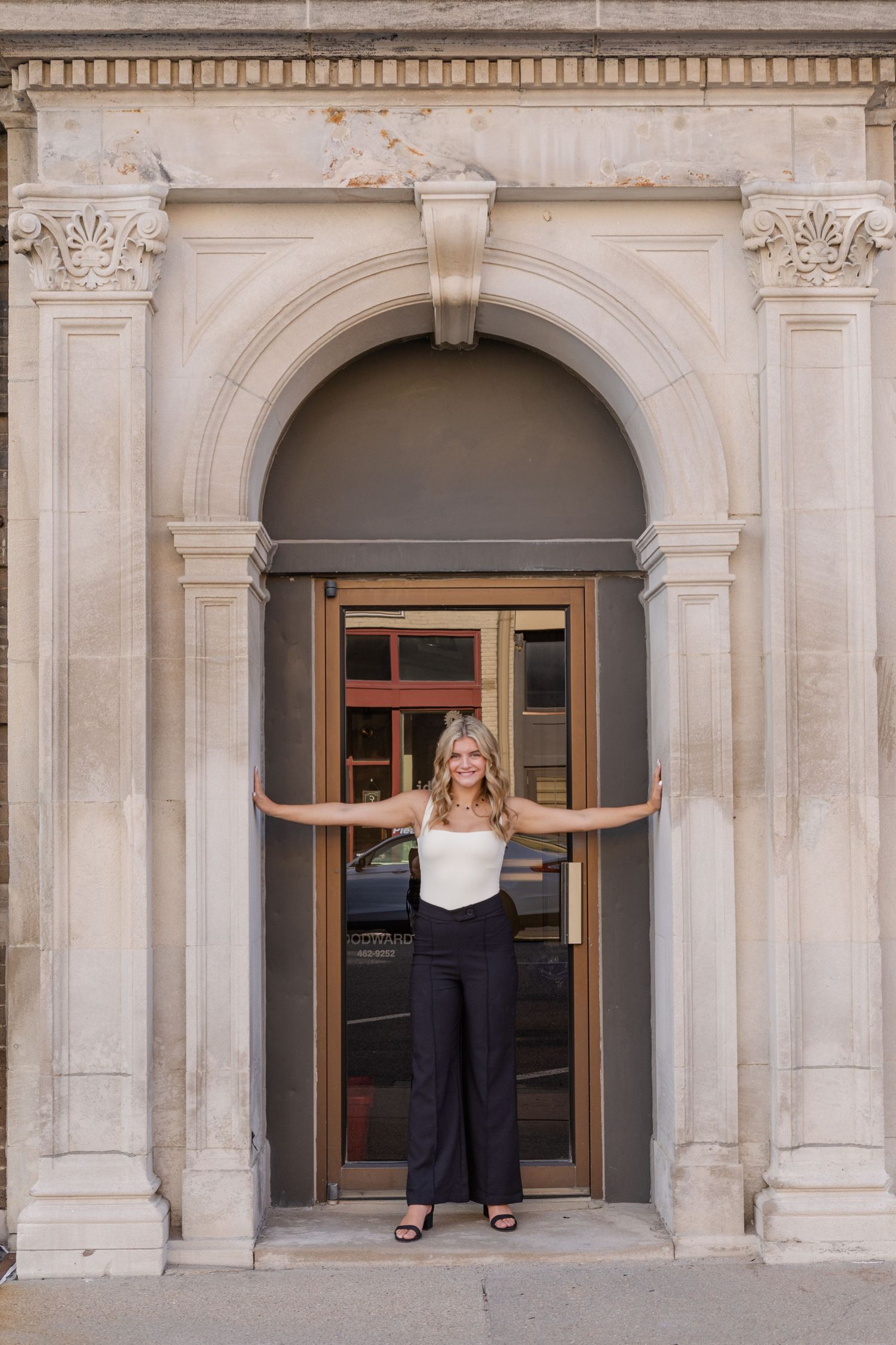becky Katzberg photography senior girl in city building landscape