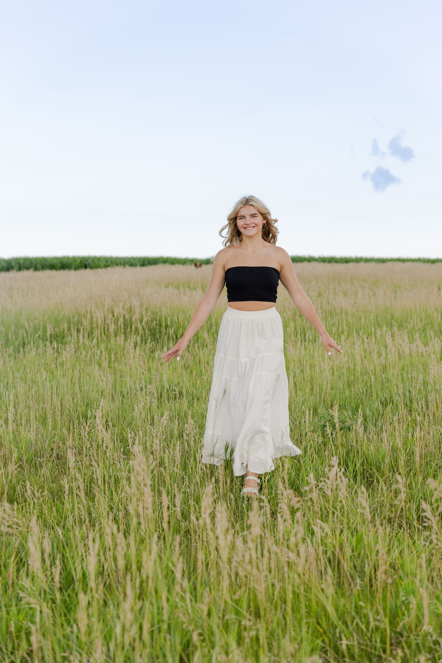 becky Katzberg photography senior girl in grassy field
