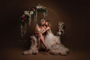 Moeder en dochter in bijpassende jurken tijdens mommy & mini shoot