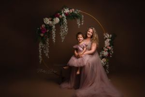 Moeder en dochter in bijpassende jurken tijdens moederdag fotoshoot, Goes