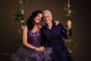 generatie foto van moeder en dochter op een schommel tijdens moederdag minishoot