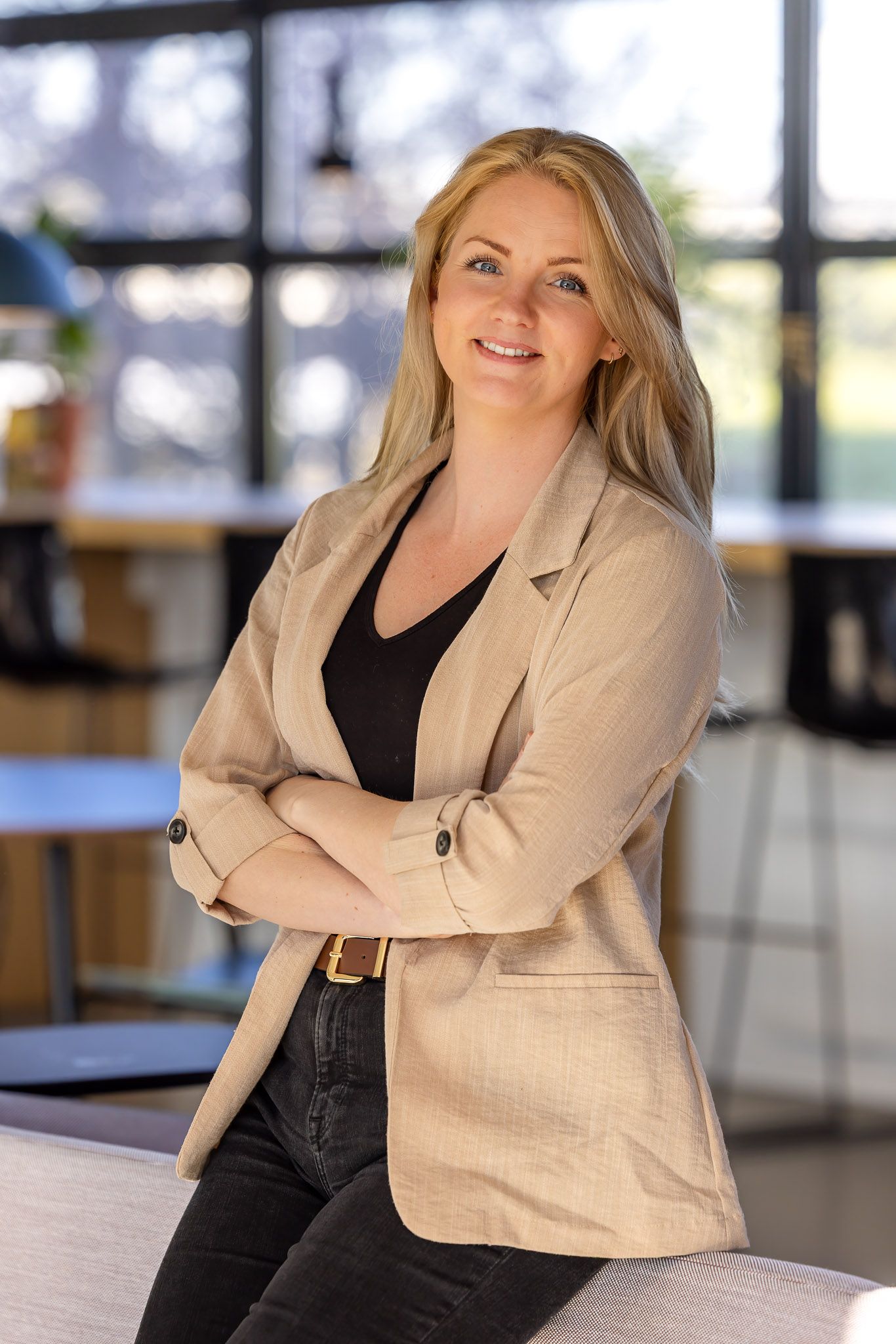 Barbara Kempeneers Fotografie, Zakelijke fotografie, Personal Branding, Blonde vrouw, zakelijk portret