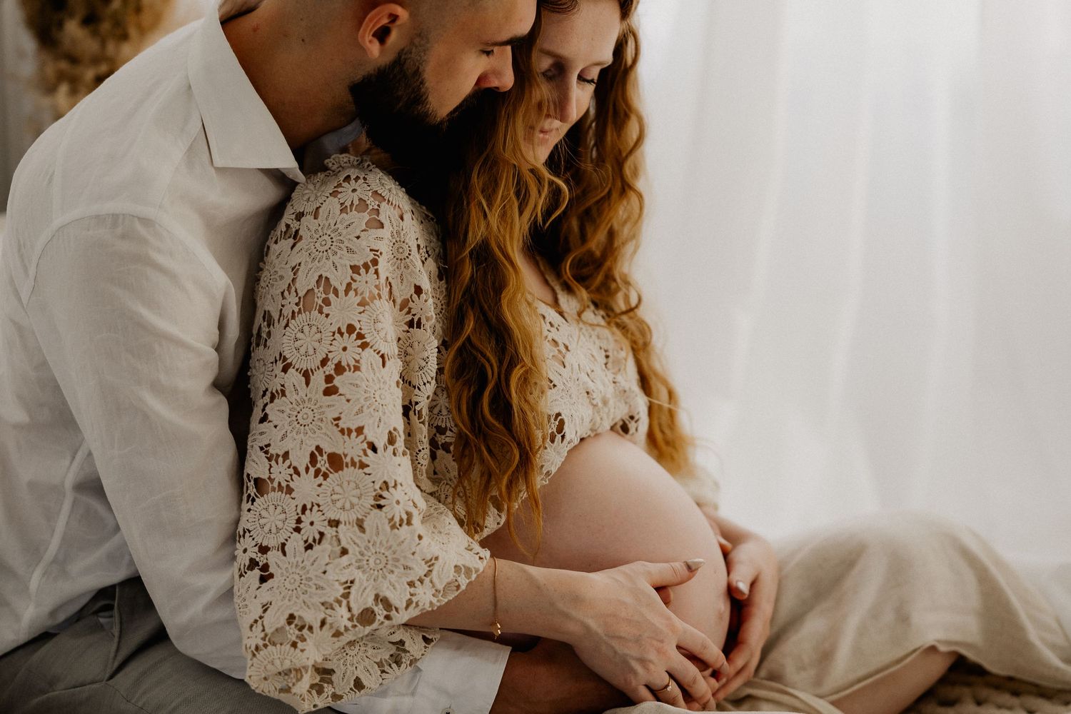 Paar im Studio zum Babybauchshooting