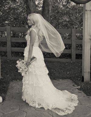 old blue rooster bride photo, best photographer for weddings in ohio, amazing black and white bride photos, budget wedding photographer ohio