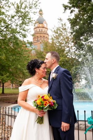 wedding photos in downtown warren ohio, Top 5 wedding photographers in warren ohio, fountain in warren ohio by courthouse, warren couple