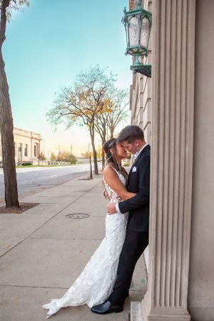 sexy wedding photo taken in Toledo ohio, wedding kiss outside of the toledo club, best toledo wedding photographer in ohio, wedding architec