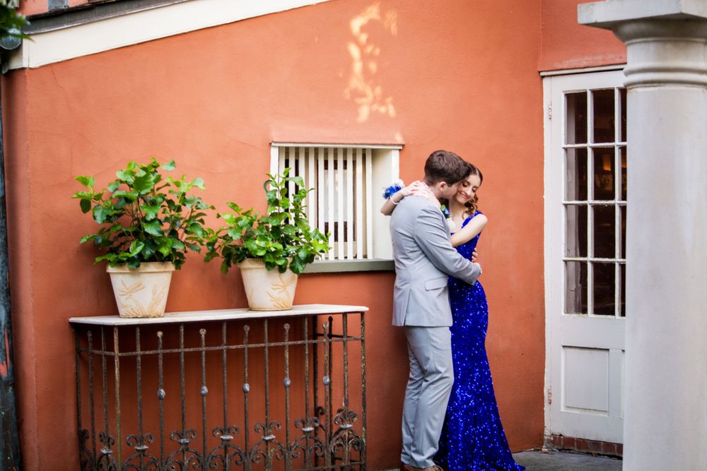 A romantic prom photo of a couple, captured at Houmas House showcasing their stylish outfits.