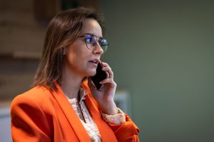 dame aan de telefoon voor een professioneel portret van een immobilienkantoor Arcasa
