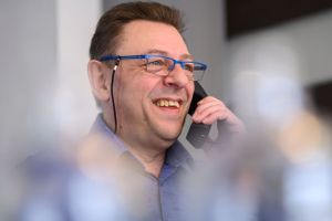 bedrijfsfoto van een man op kantoor aan de telefoon