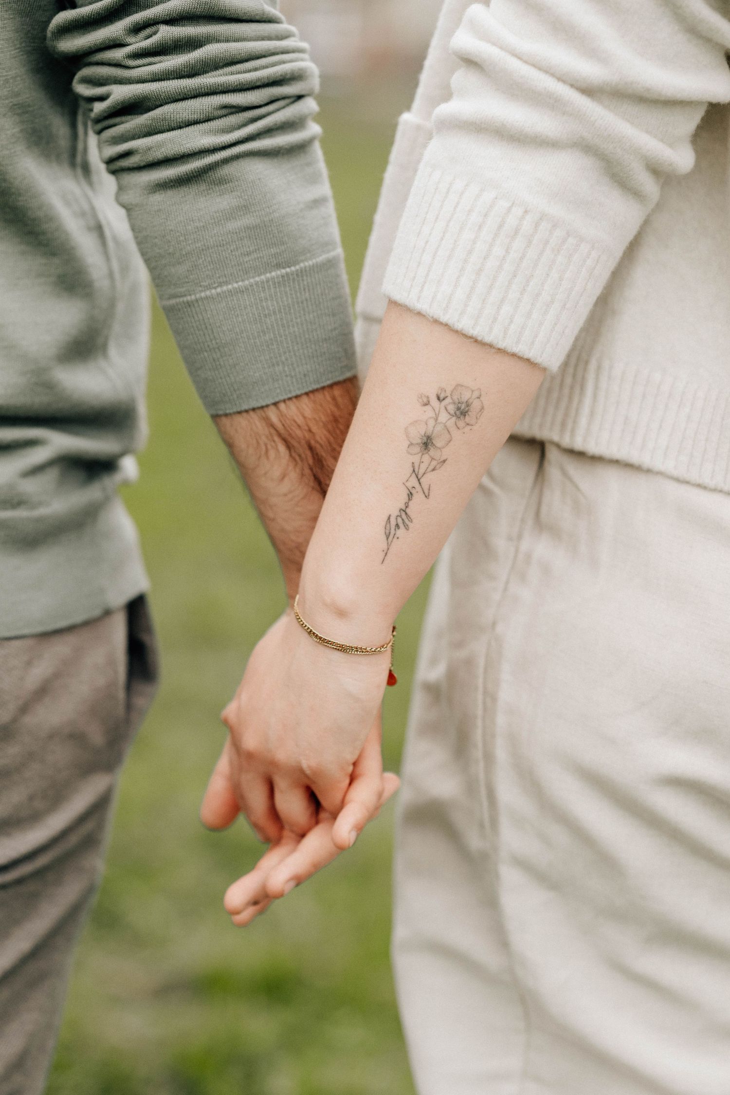 Hände, die sich gegenseitig halten mit Hochzeitsfotografin jafotografie