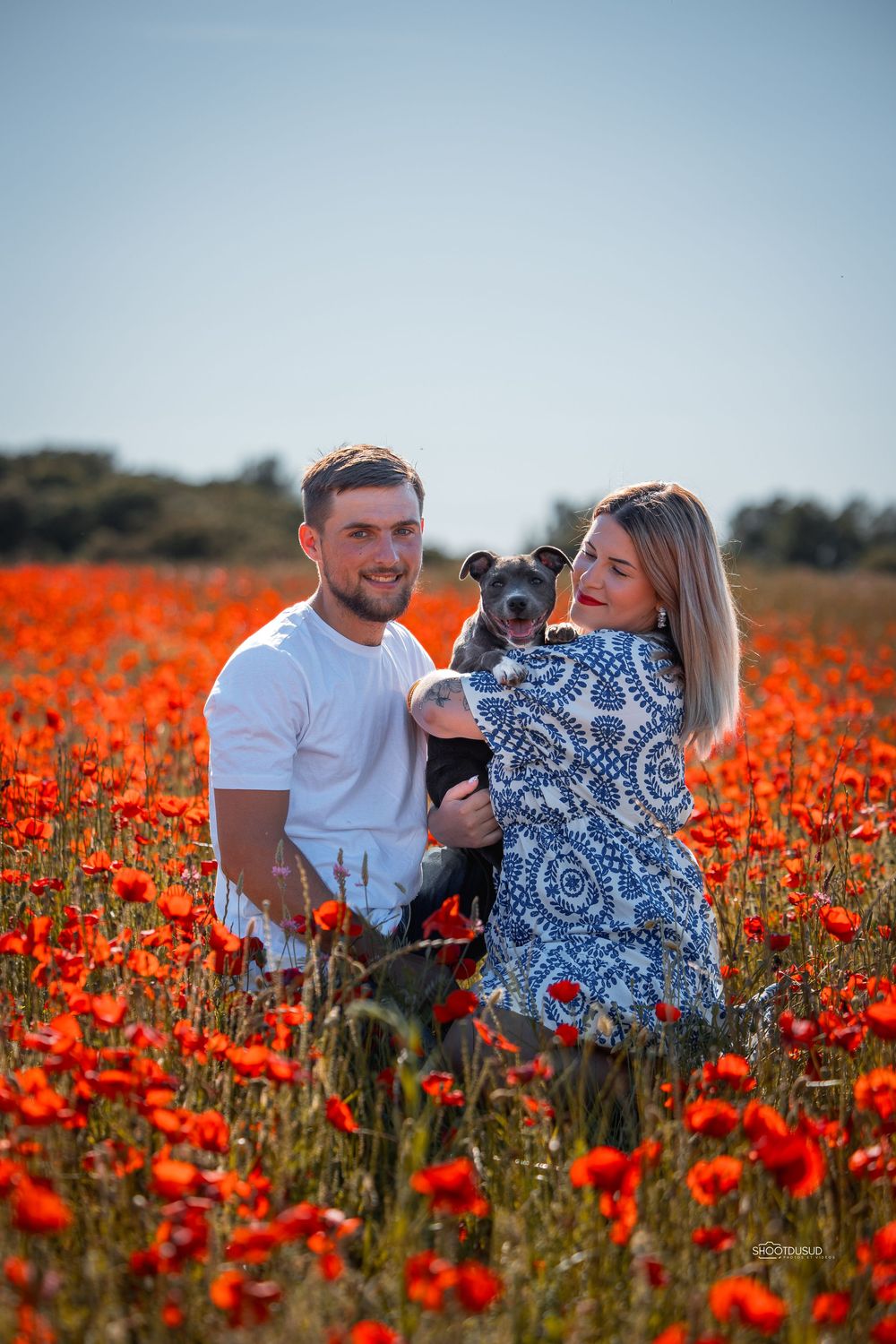 shooting couple champs de coquelicot