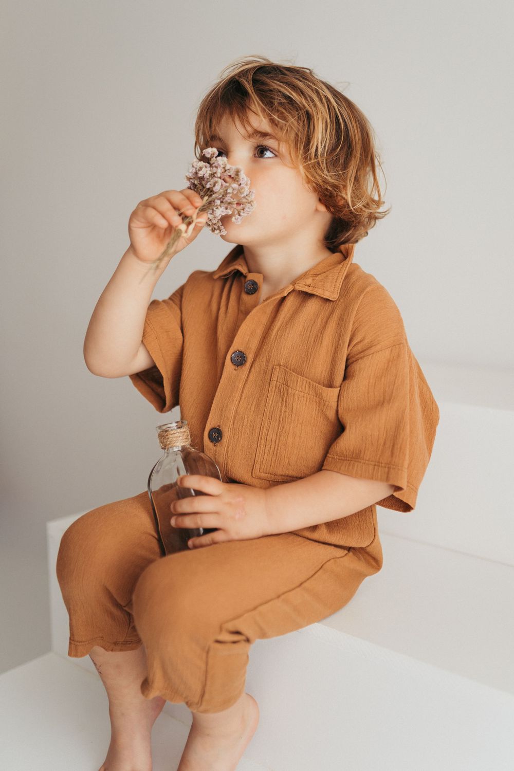 Retrato infantil con luz natural realizado en el estudio de fotografía de María Guerrero en La Cellera de Ter.