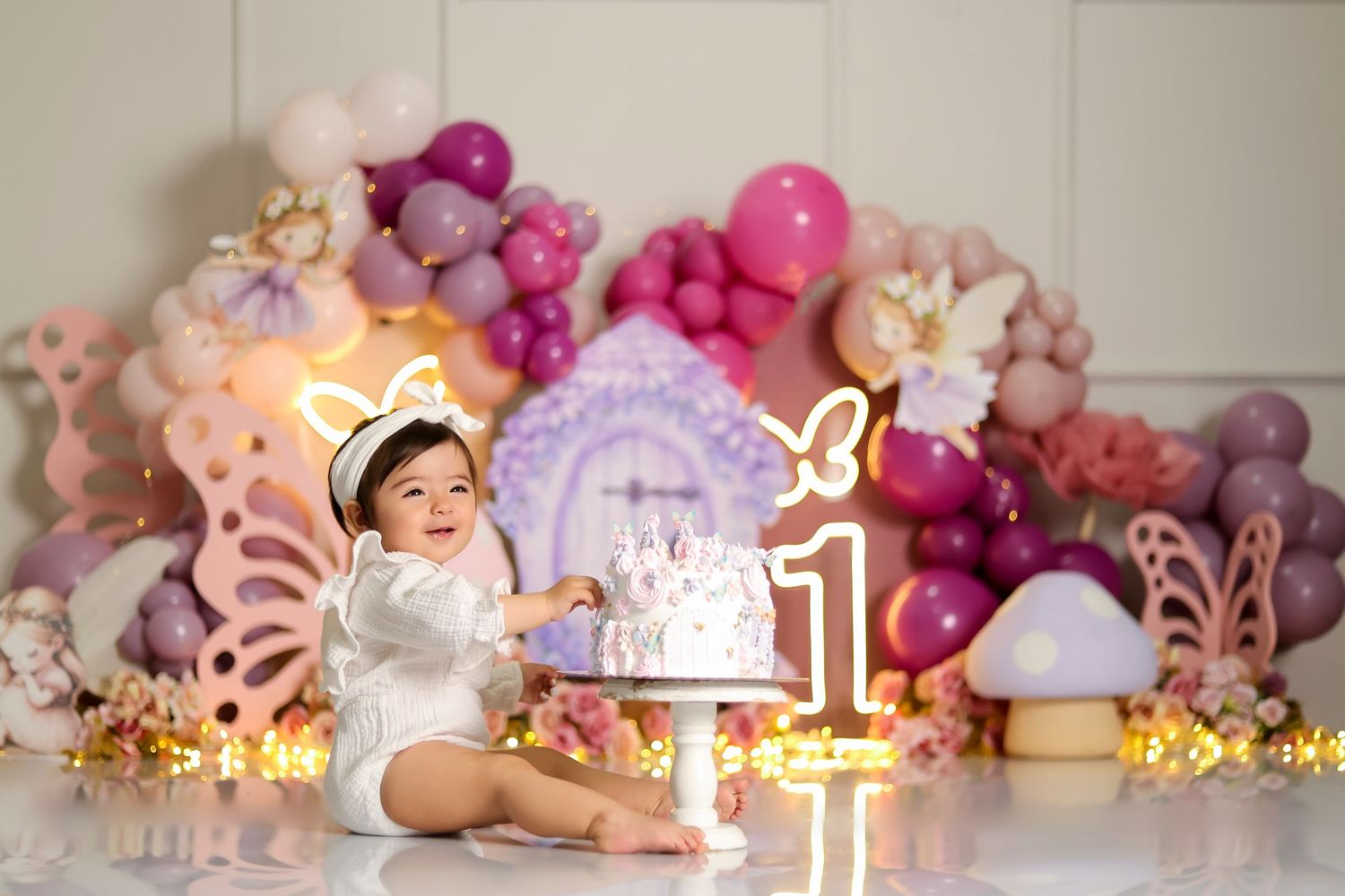 Fotógrafo Cake Smash en Quito para sesión de fotos de primer año con decoración temática y pastel personalizado en estudio.
