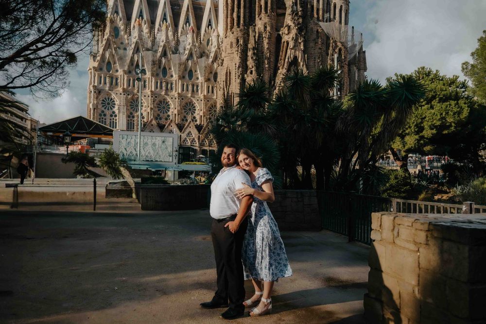 Natural couples photoshoot Barcelona featuring vibrant October colors.