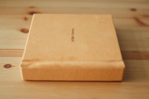 Detalle del álbum de padres con acabado profesional