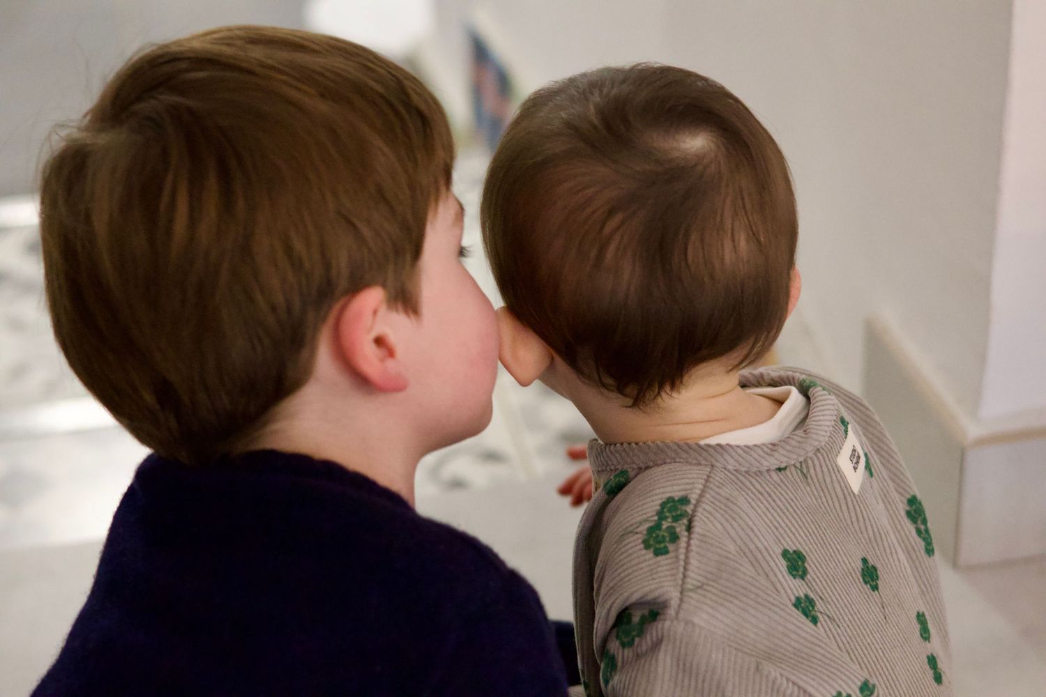 Moment complice entre deux enfants lors d’une séance photo famille naturelle réalisée près d’Aix-en-Provence par WA Visuel photographe famil