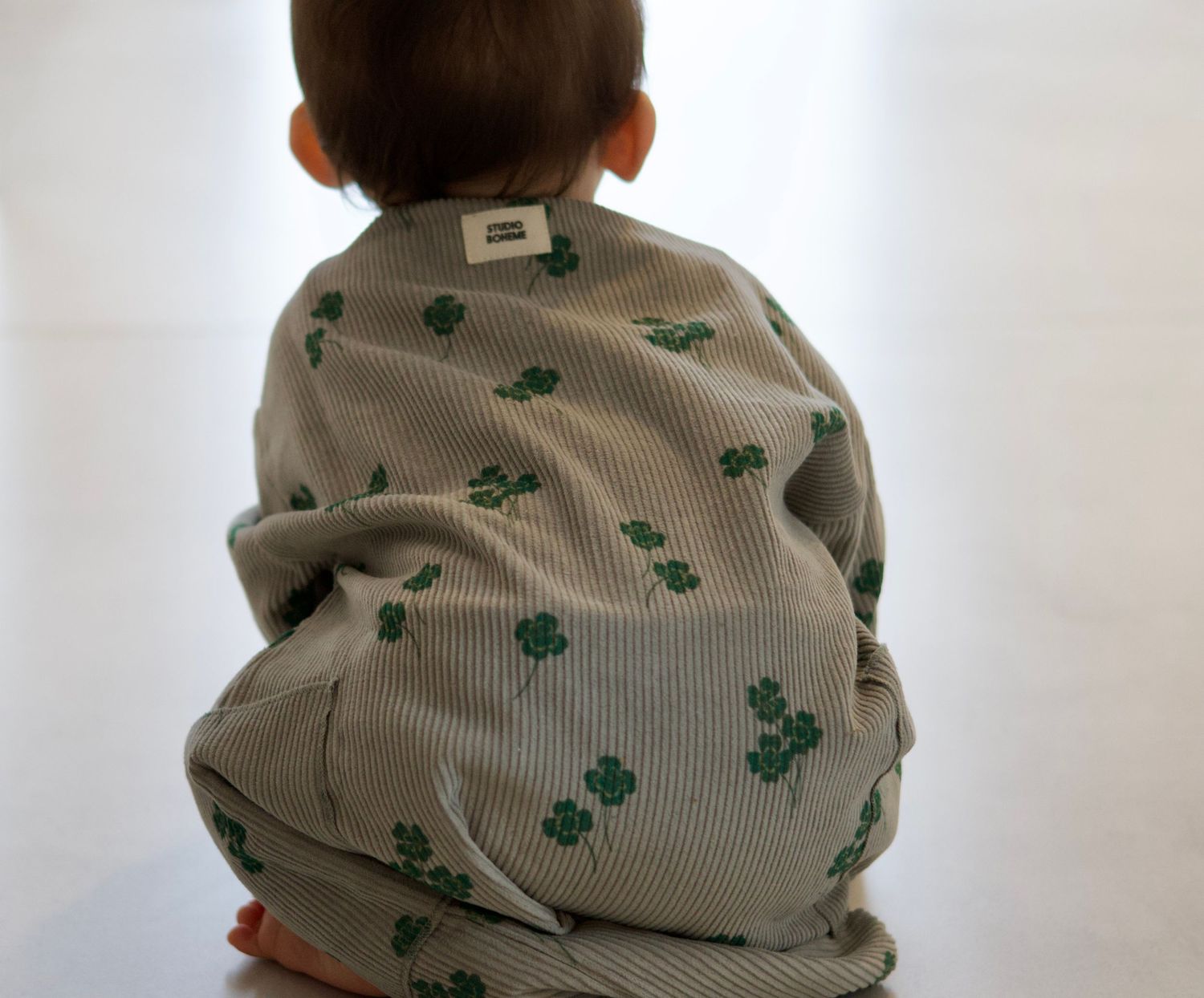Bébé assis de dos découvrant son environnement lors d’une séance photo bébé lifestyle réalisée à Trets par WA Visuel photographe famille en