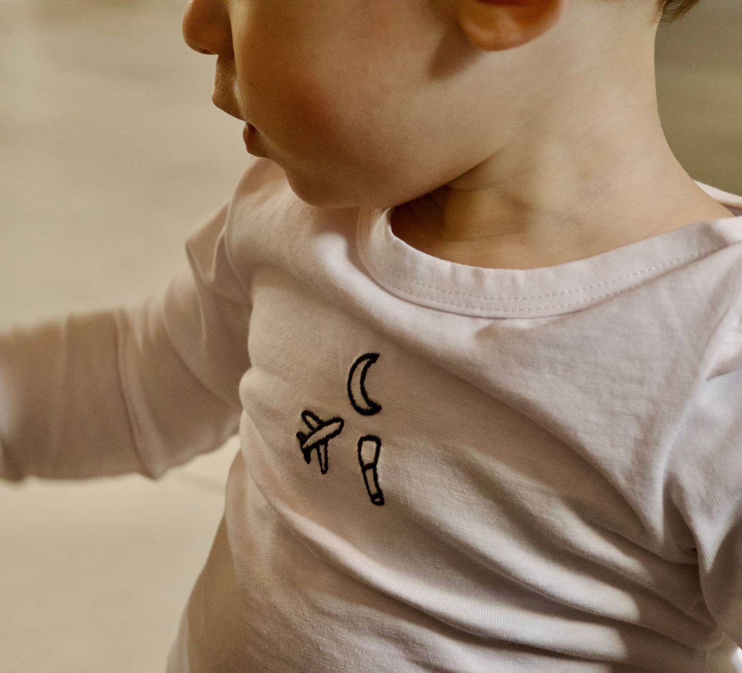 Moment spontané d’un bébé découvrant son environnement pendant une séance photo bébé lifestyle par WA Visuel photographe à Marseille.