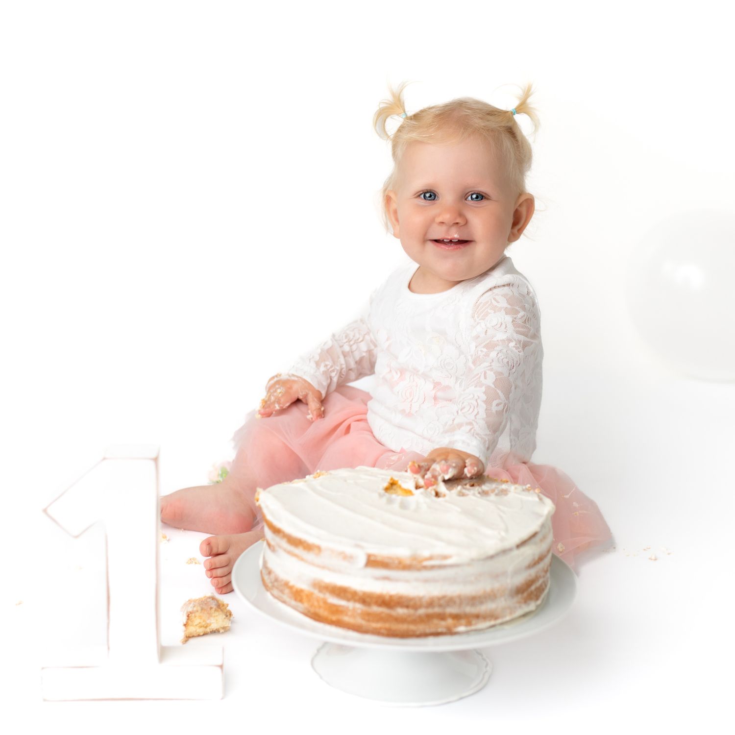Barnfotografering. 1 årsfotografering, smash the cake. Fotograf Maria Lantz, Studio i Trekanten, Kalmar, Småland.