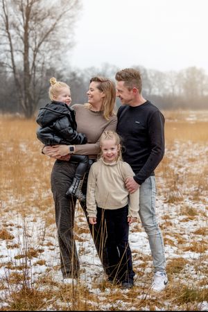 jong gezin tijdens winter fotoshoot