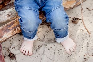 blote kindervoetjes in het zand