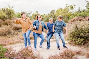 lachend gezin van vier met twee tiener zoons