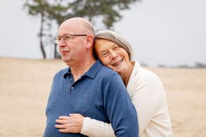 man en vrouw tijdens een familie shoot op de sahara