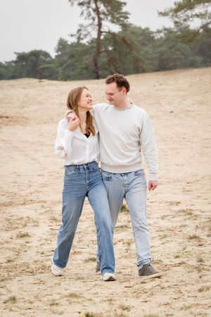 verliefd koppel op de sahara bij ommen tijdens een familiefotoshoot