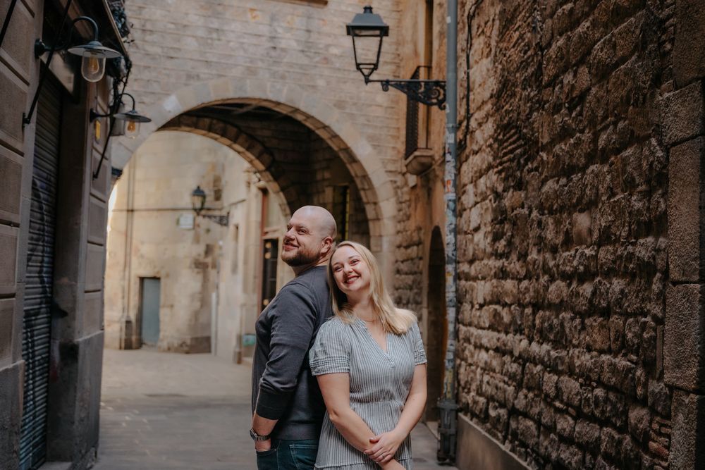 Autumn morning light couple portrait Gothic Quarter BarcelonaLoversPH