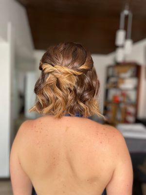 Semirecogido en cabello corto por Claudia Romero