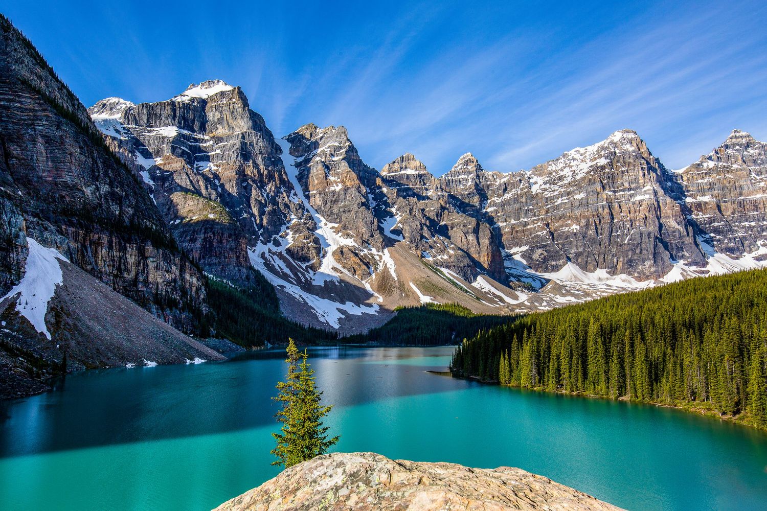 Moraine Lake on a summer day, Banff National Park in Alberta, Canada