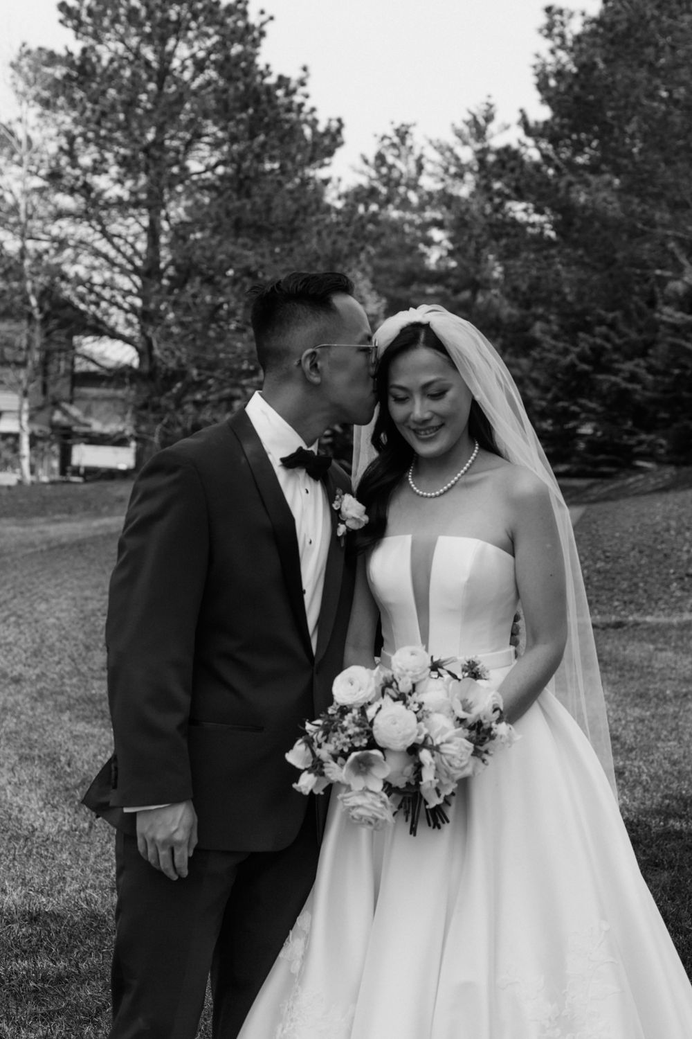 Documentary style wedding photographer Omaha