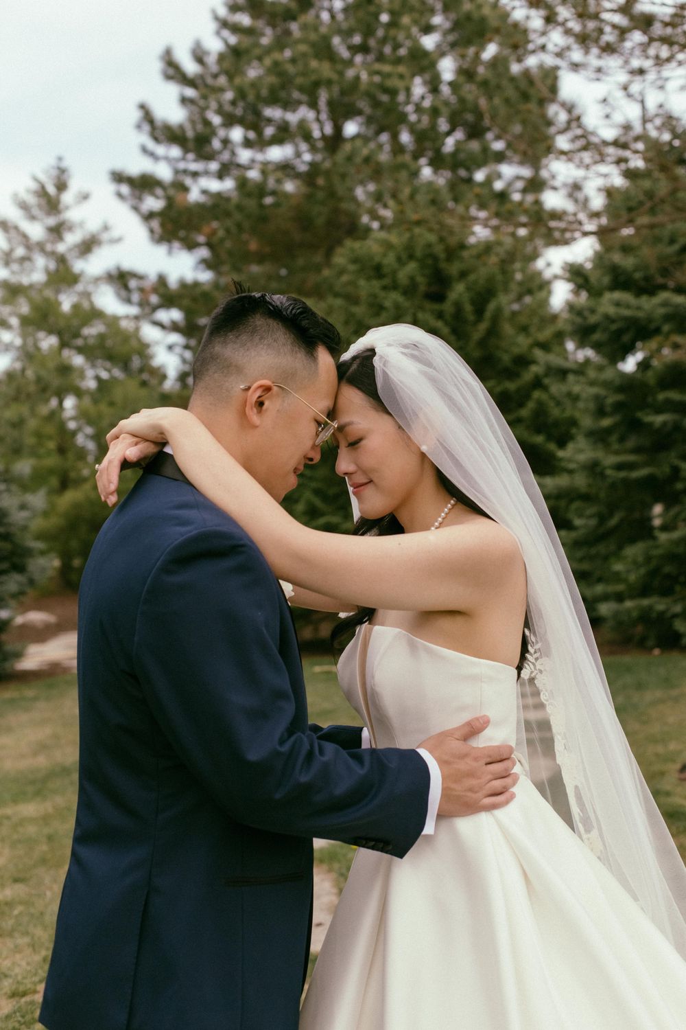 Documentary style wedding photographer Omaha