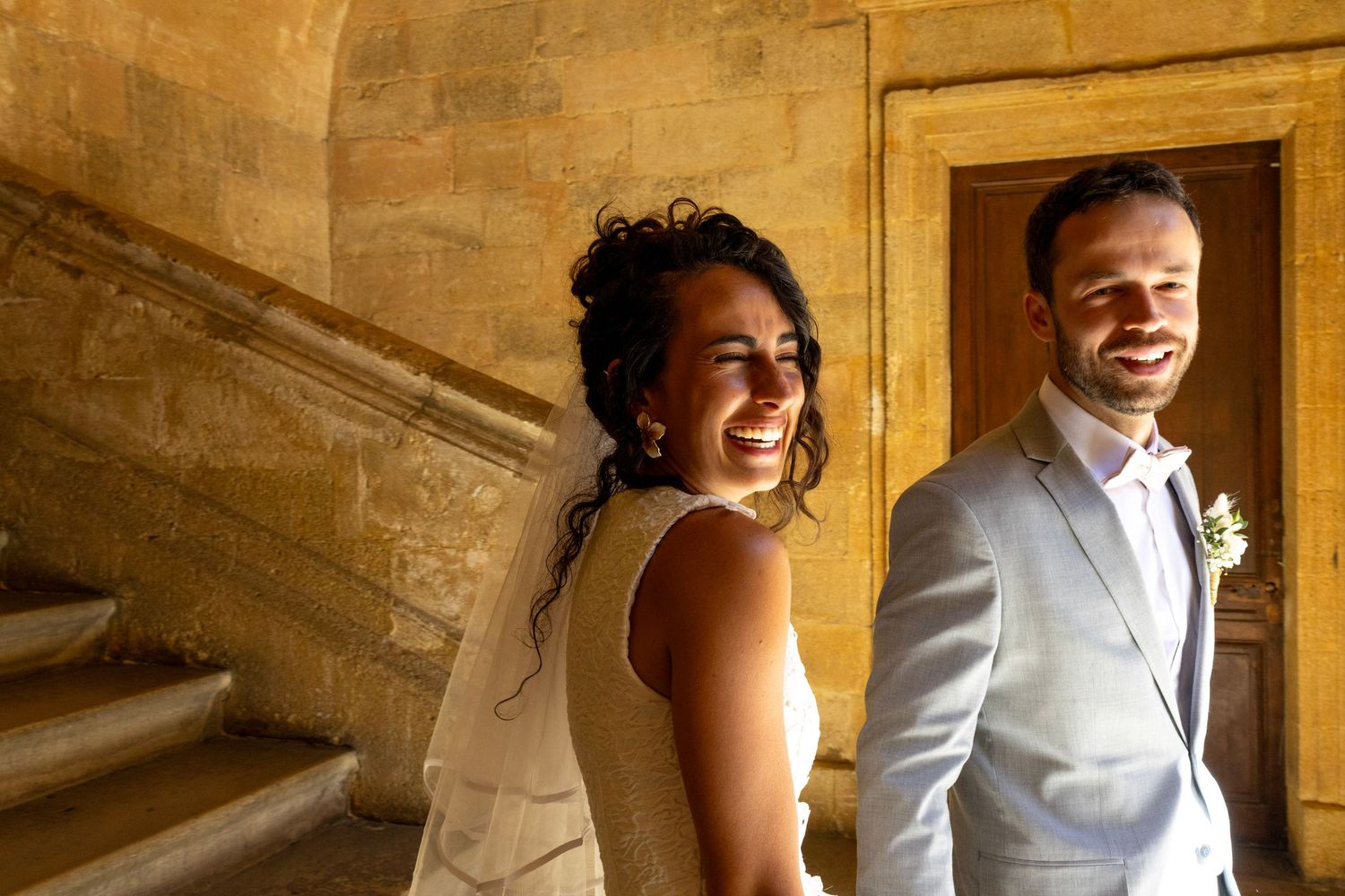 Couple de mariés souriant dans un lieu élégant à Aix-en-Provence
