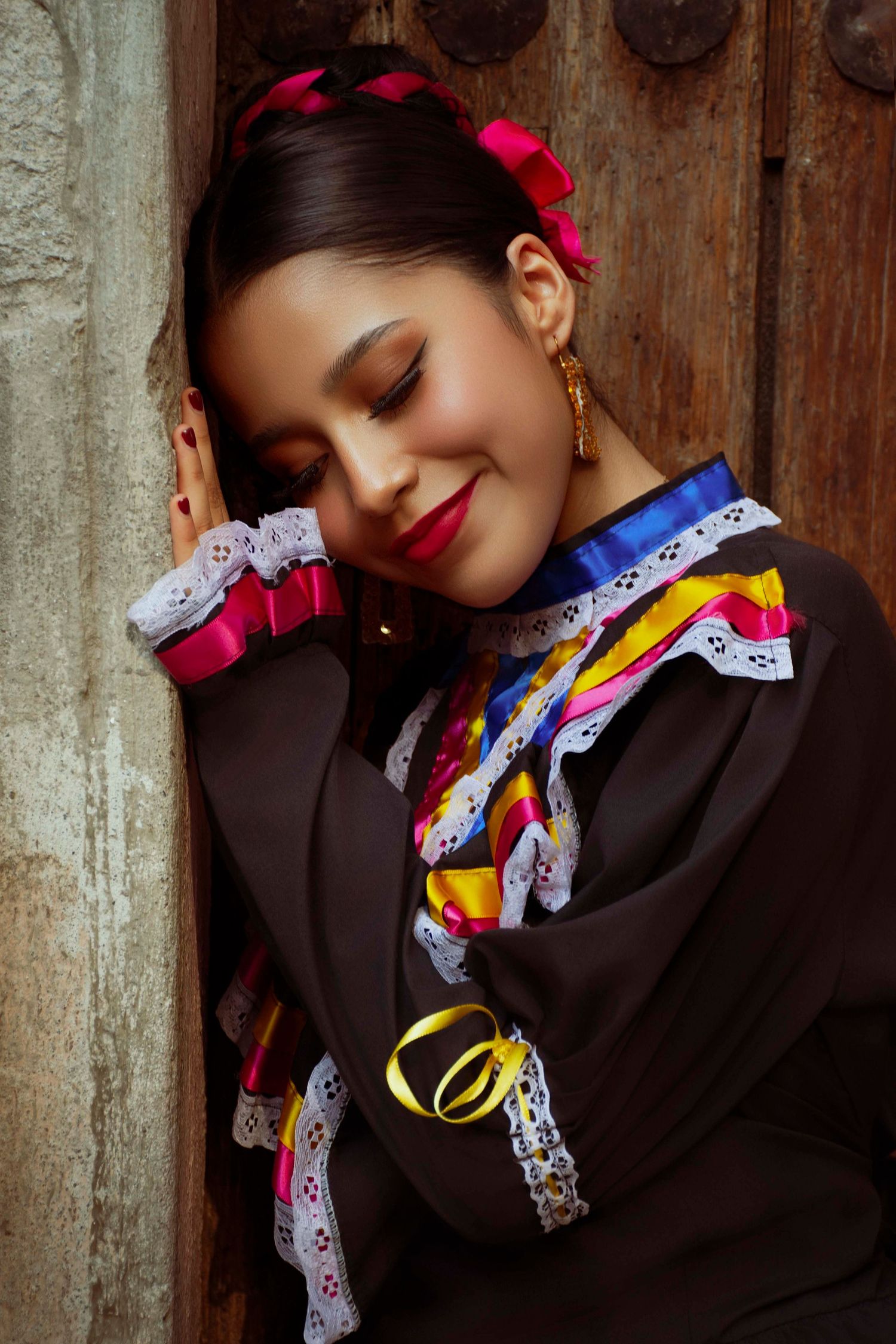 Sesión fotográfica de XV años cultural y artística con vestuario regional mexicano y maquillaje profesional.