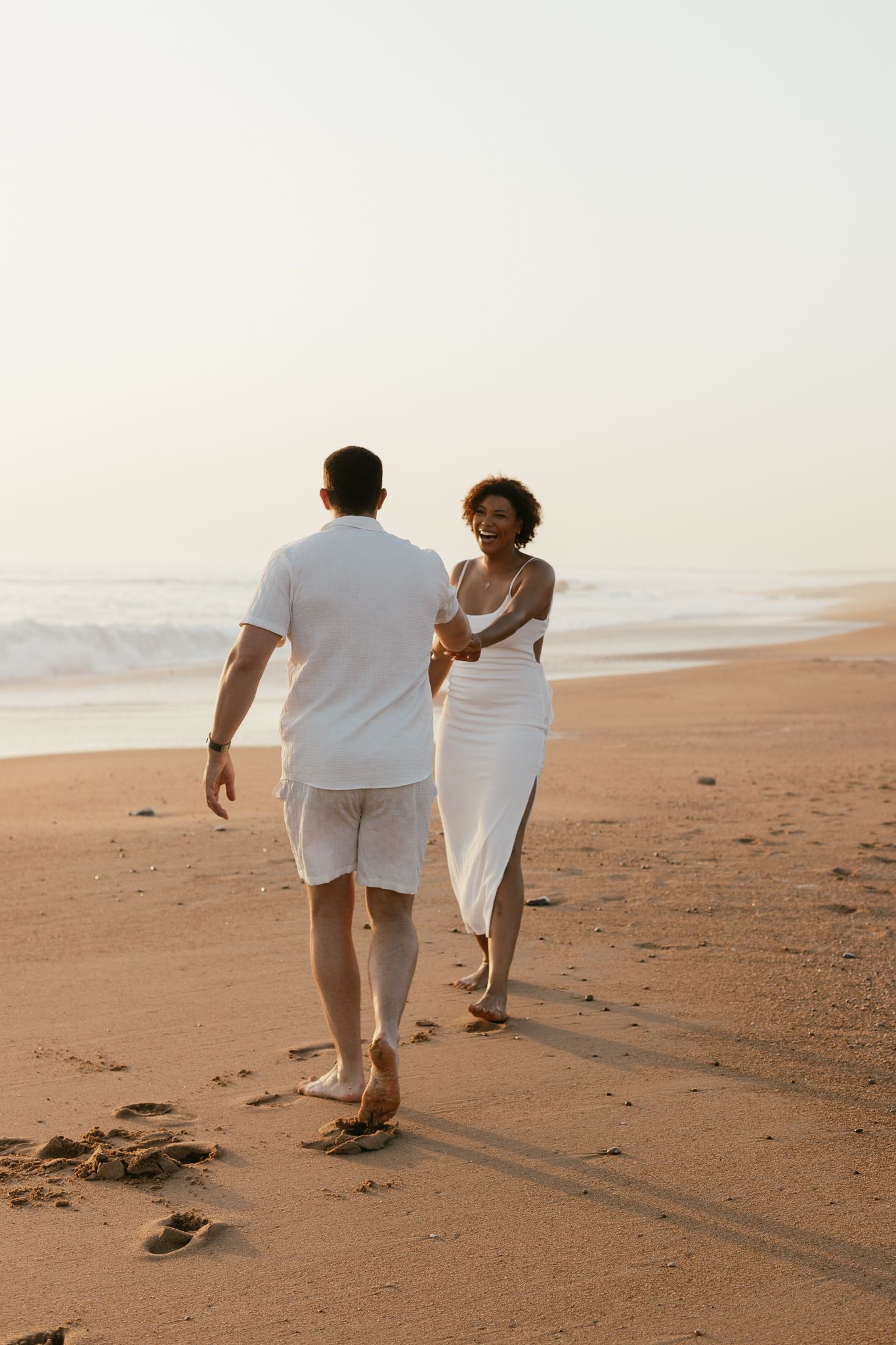Couple complice en séance photo bord de mer