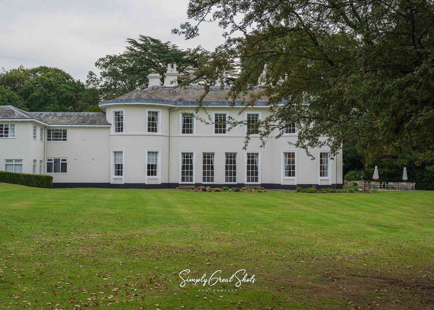 Eastwood halls extensive grounds and gardens are captured by a wedding photographer
