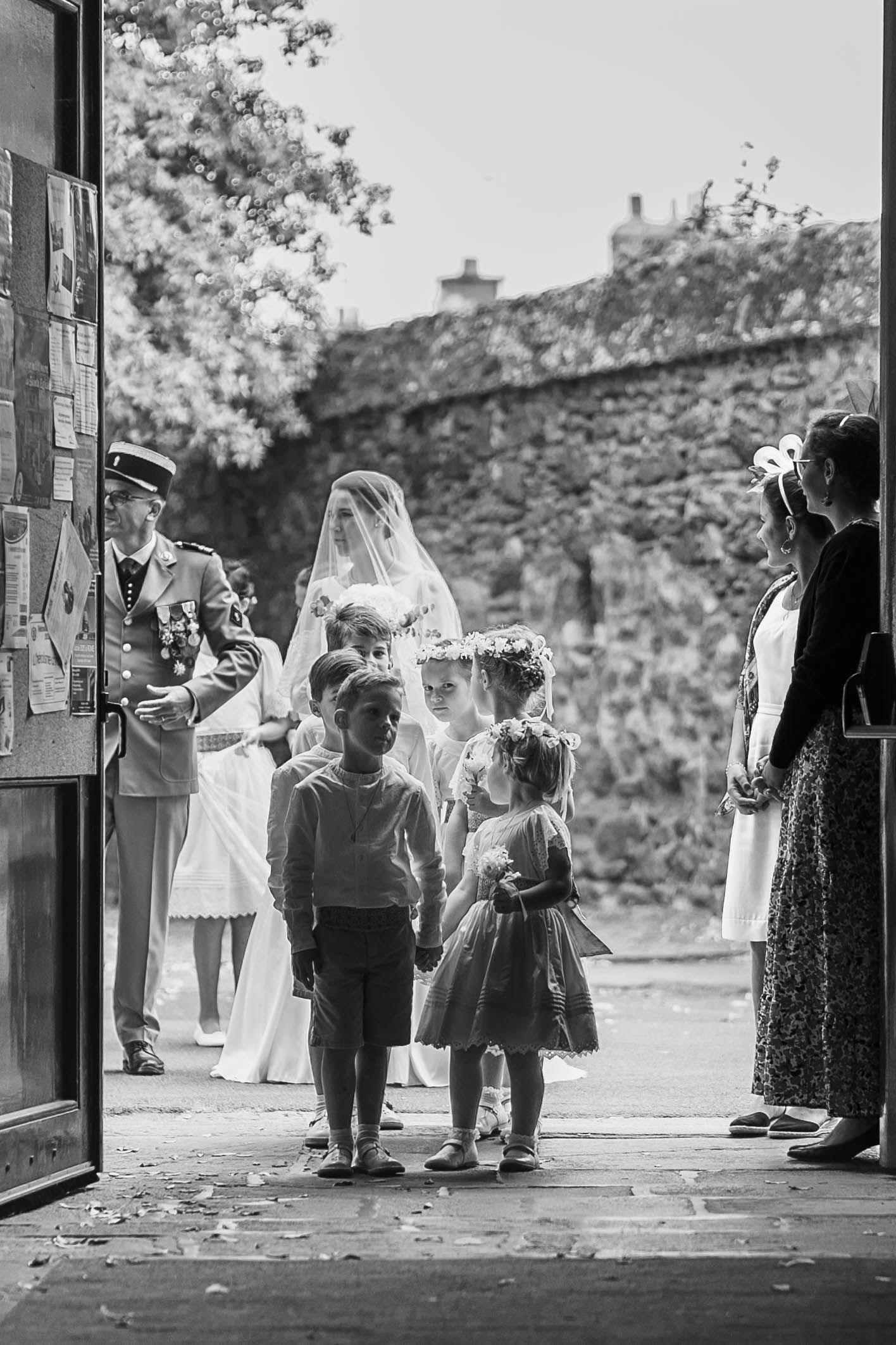 mariage-saint-malo-mariee-entree-cortège-pere.jpg
La mariée accompagnée de son père et de son cortège, prête à entrer dans l’église